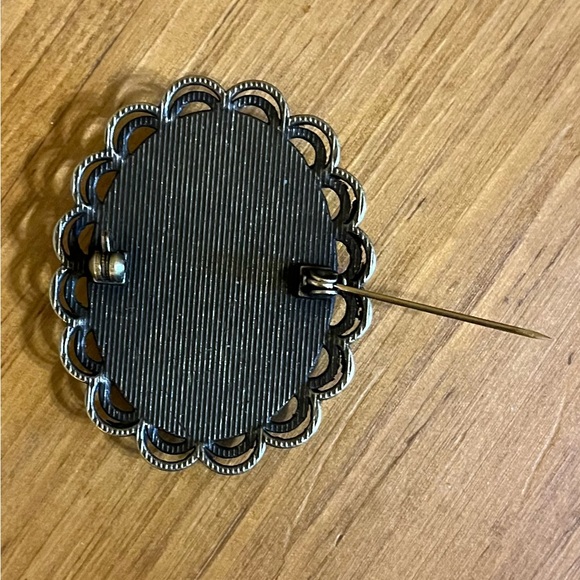 Iridescent Cameo brooch on a bronze background with double half ovals 1 3/4” - Picture 9 of 9